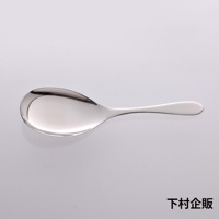 一面光滑的不鏽鋼料理分食匙，具有寬大且略帶弧度的勺頭，以及一體成形、簡潔的握柄，呈現銀色金屬光澤。