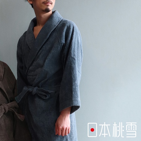 一位男性穿著深藍色棉質浴袍，浴袍有領子設計，並繫著同色腰帶。