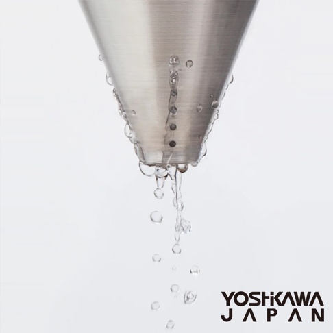 銀色不鏽鋼圓錐形廚餘收納架，帶有排水孔，水滴從下方流出，表面有細微拉絲紋理。