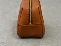 職人手作皮革Organ拉鍊收納包，M號，經典棕色，設有金色拉鍊，皮革材質，邊緣縫線清晰。