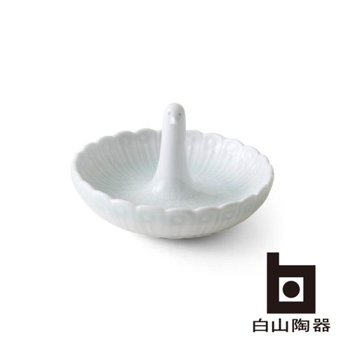 白色陶瓷製成的白鳥造型碟，碟身呈扇形，邊緣有花瓣狀紋飾，中央立有一隻簡約的鳥造型支架，碟內有放射狀線條裝飾，適合放置戒指或小型飾品。