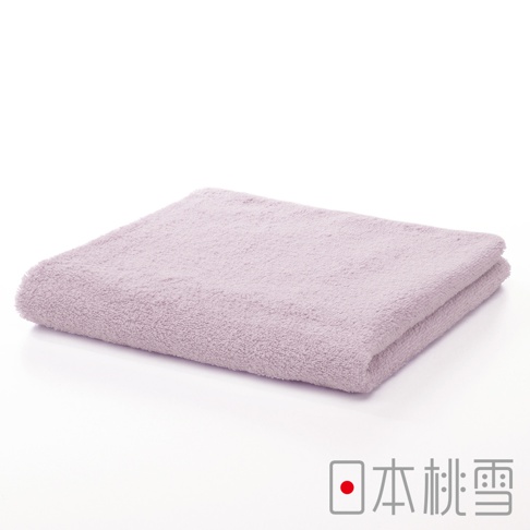 一條折疊的淺紫色精梳棉飯店毛巾，材質柔軟，表面有細緻的絨毛。