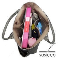 三河木綿刺子織手提托特包，黑色與白色格紋，內部裝有文件夾、筆、濕紙巾及其他小物。