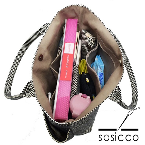 三河木綿刺子織手提托特包，黑色與白色格紋，內部裝有文件夾、筆、濕紙巾及其他小物。