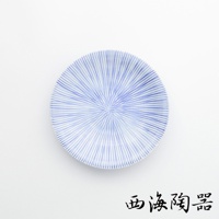 一個圓形白色陶瓷點心碟，碟面佈滿放射狀的藍色十草紋。