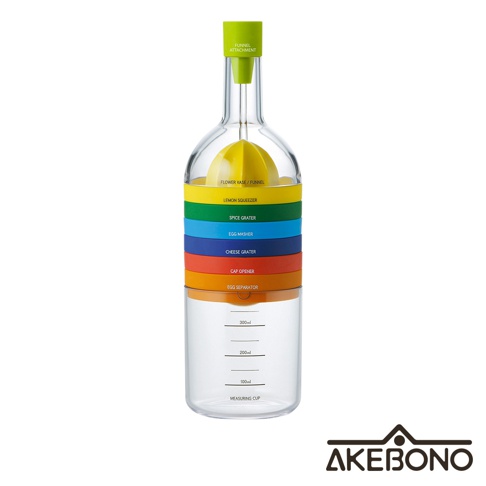 多功能廚房道具瓶，由透明玻璃瓶身、黃色檸檬榨汁器、彩虹色層疊的六種廚房工具（花瓶/漏斗、檸檬榨汁器、香料磨碎器、雞蛋壓碎器、起司磨碎器、開罐器、蛋黃分離器），以及綠色漏斗配件組成，底部是帶有刻度的量杯。