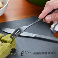 日製熔岩黑石紋水果甜點叉，採用金屬材質，呈現低調的黑色調。叉子設計簡潔，帶有三根叉齒，適合品嚐水果或甜點。