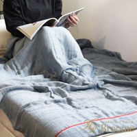 淺藍色五層紗四季被，質地輕柔，表面有細膩的編織紋理。被子的一側邊緣有著一條醒目的紅色滾邊，整體呈現出簡約舒適的風格。