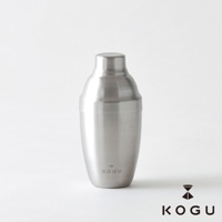 日製18-8不鏽鋼製咖啡拿鐵奶泡用雪克杯，銀色，圓柱狀瓶身，頂部為瓶蓋，底部有品牌標誌。