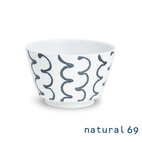 白色陶瓷丼碗，碗身外側繪有深藍色手繪波浪紋圖案，碗底有淺色底座。