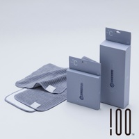 兩個灰色 Minus Degree 降溫涼感手巾，其中一個展開，另一個疊放在下方。兩款手巾皆為格子紋理，並帶有品牌標誌。產品以灰色紙盒包裝，紙盒上印有溫度計圖案，顯示品牌名稱及「SPORTS」。