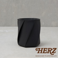 黑色皮革製成的職人手作Organ六角收納筆筒，具有獨特的摺疊設計，展現皮革的紋理與質感。