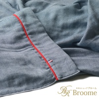 今治五層紗四季被，淺藍色，質地柔軟，表面有細緻紋理，邊緣以紅色滾邊裝飾，角落處有一個小巧的紅白藍三色標誌。