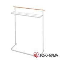 白色金屬製成的雙層毛巾架，頂部配有天然原木橫桿，造型簡約現代，適合居家收納。