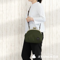 一款軍綠色大玉口金斜背包，包上有小小的皮革標籤，包包上有品牌 AYANOKOJI 的字樣。