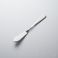 Flora系列不鏽鋼奶油抹刀，以簡潔優雅的線條設計，展現不鏽鋼的精緻質感，適合用於抹醬或奶油。