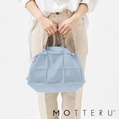 淺藍色輕時尚束口摺疊隨行袋，採用輕薄材質，側面有褶皺設計，兩個深棕色提把。