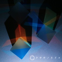 透明稜鏡立方塊在藍色、橙色和黃色的光線下呈現出多面體反射，部分立方塊帶有漸層藍色和白色，與背景的陰影形成對比。