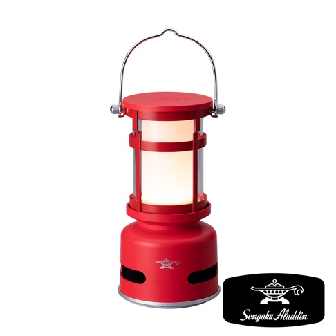 紅色神燈音箱，具備提把，燈罩為玻璃材質，搭配紅色框架，底部為喇叭設計，側面有品牌標誌。