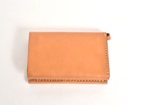 職人手作皮革中型雙折短夾 (WS-10)，呈現原色皮革的自然紋理，車線縫製精緻，設計簡約實用。