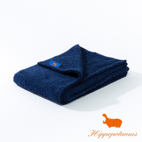 深藍色竹棉混紡厚感大浴巾，柔軟蓬鬆，帶有橘色品牌標籤。