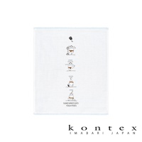 白色二層紗紗布巾，印有五款相撲力士的瑜珈姿勢插畫，包括舉重、身體彎曲、倒立、戰士式和站姿，下方標示「SUMO WRESTLER'S YOGA POSES」。