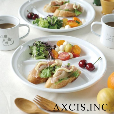 CAT&DOG 琺瑯分隔餐盤，白色琺瑯材質，有三個分隔，盤中盛有烤麵包、沙拉、小番茄和迷你莫札瑞拉起司球，旁邊擺有櫻桃和咖啡杯。