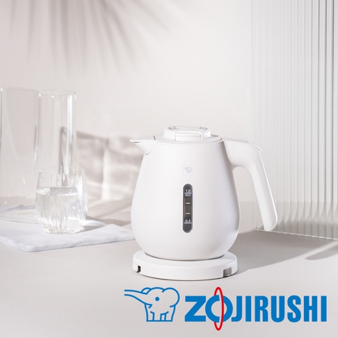 白色簡約快煮壺，配有清晰水位指示，壺身帶有品牌標誌，置於白色底座上。