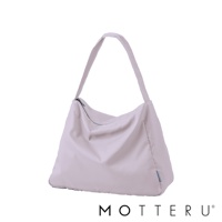 淺灰色輕便摺疊保冷肩背包，帶有銀色拉鍊和同色系肩帶，材質看起來像尼龍或聚酯纖維，包身柔軟有垂墜感，適合日常攜帶。