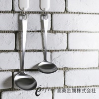 一對日製不鏽鋼湯杓，湯勺部分呈圓弧形，手柄末端有掛孔，湯杓呈現銀白色金屬光澤，掛在白色磚牆上。