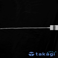 淺灰色桿型水槍，末端有黑色橡膠圈，正噴出細長水流，黑色背景。