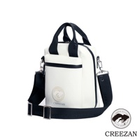 白色荔枝紋皮革方形側背包，帶有黑色飾邊、拉鍊和可調節肩帶，正面有品牌圓形標誌。