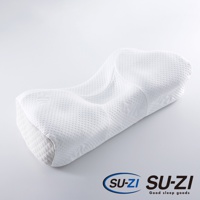 SS 快眠止鼾枕二代，白色，材質為透氣網布，具有人體工學的曲線設計，能支撐頭部與頸部，表面有細小的圓形紋理。