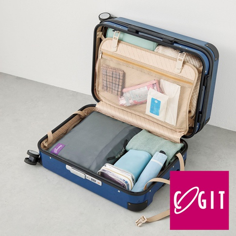 藍色行李箱內裝有灰色壓縮收納袋、淺綠色衣物、淺藍色化妝包、藍色傘，行李箱蓋內有網狀收納袋，袋內裝有化妝品及小物。