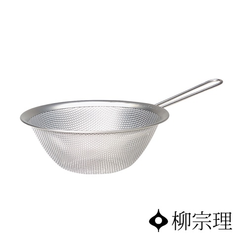 不鏽鋼單柄漏杓，網孔細密，鍋身呈碗狀，配有細長金屬提把，整體為銀色金屬光澤。