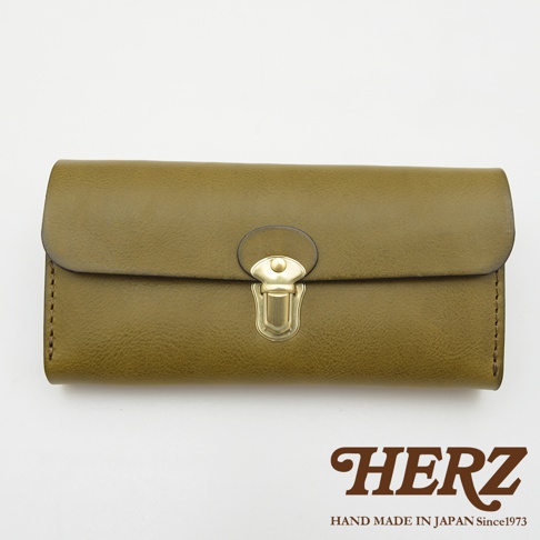 橄欖綠皮革手風琴式長夾，配有金色金屬鎖扣和手工縫線細節。