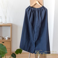 深藍色棉紗混紡快乾浴裙，腰部為鬆緊設計，前襟有鈕扣，垂墜感良好，適合沐浴後穿著。