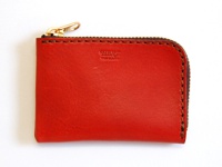 一個紅色的 L 型拉鍊軟皮卡片收納夾，採用皮革材質，搭配金色拉鍊和深棕色縫線。