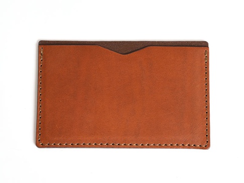 棕色皮革存摺文件收納夾，邊緣有縫線裝飾，頂部中央有一個V形缺口，下方為單一隔層，材質為真皮。