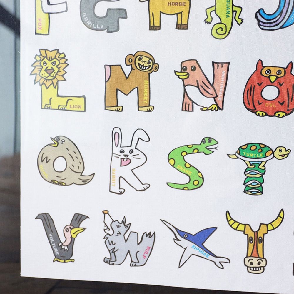 無框帆布藝術海報，以動物造型呈現英文字母，包含獅子L、猴子M、鳥N、貓頭鷹O、兔子R、蛇S、烏龜T、禿鷹V、狼W、劍魚X，色彩鮮豔，風格童趣。