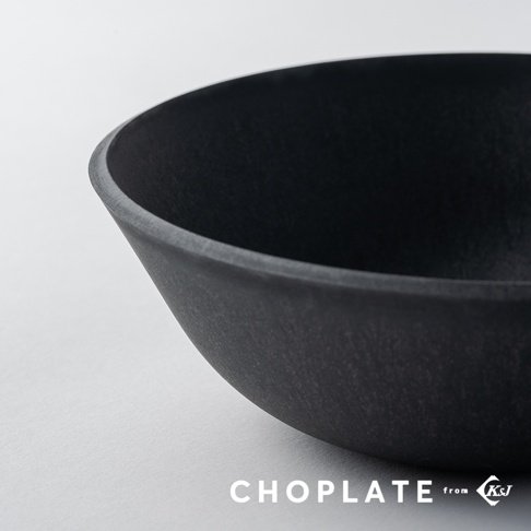 CHOPLATE BOWL沙拉碗，啞光黑色，帶有細緻紋理的陶瓷材質，碗緣圓潤，呈現簡約現代的設計風格。