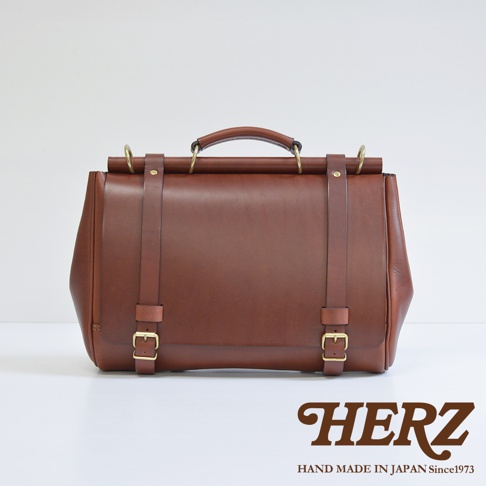 日本HERZ手作紅棕色皮革瓦風側背包，附有黃銅扣環與精緻縫線，展現職人手藝。