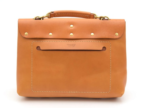 職人手作皮革雙扣兩用側背包 (CW-137) M，淺棕色皮革材質，方正造型，正面有立體方形口袋，上方為翻蓋設計，搭配金色金屬雙扣及提把。