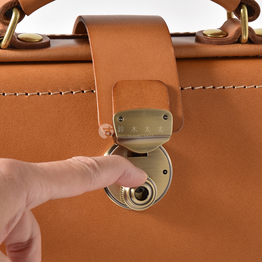 職人手作皮革軟式杜勒斯三用背包，溫潤的棕褐色皮革，搭配復古黃銅金屬鎖扣，精緻車縫線工藝，展現經典質感。