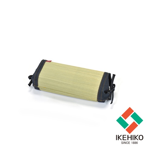 天然藺草編織的長條形枕頭，兩端為深藍色丹寧布材質，以黑色繩結固定。