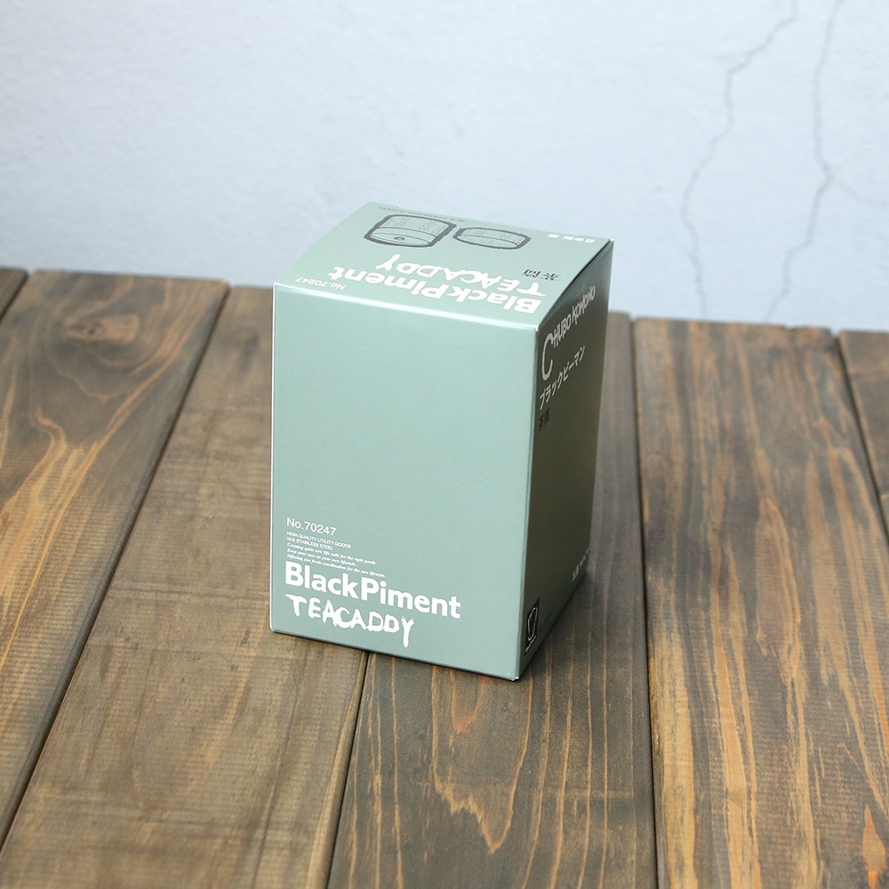 淺綠色方形茶葉罐，印有白色文字「Black Piment TEACADDY」，罐身與罐頂有部分日文及英文標示，材質為不鏽鋼。