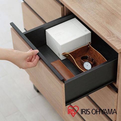 附櫃腳木製收納櫃 WCHL-790，淺木紋色外觀，黑色抽屜內有白色紙盒、咖啡色皮革托盤及手錶、咖啡色長形皮夾。