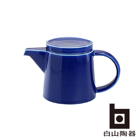 一個光滑、藍色的 M 型陶瓷壺，帶有與壺身連接的把手和一個蓋子。