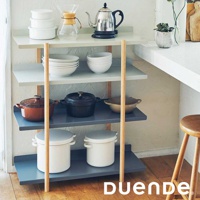 MARGE SHELF 4 四層置物收納架，具有淺灰色層板和木質支架，架上擺放著白色鍋具、鑄鐵鍋、碗盤、咖啡壺和茶壺。