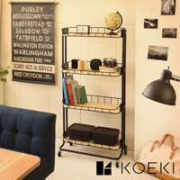 Mash 四層置物多用途收納推車 BCR-640，黑色金屬框架搭配淺木色層板，頂部有時鐘和地球儀，第二層有相機和捲線，第三層擺放書籍，最底層有兩個黑色收納盒，推車底部有輪子。